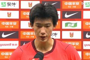 国足惨败后赵松源独自接受采访，豫媒：老将场上没担当，场下也没