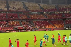 实拍国足赛后谢场：现场球迷怒斥“邵佳一下课，丢人现眼”