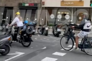 世体：德容继续缺席本轮西甲联赛，训练之余陪妻子和孩子骑自
